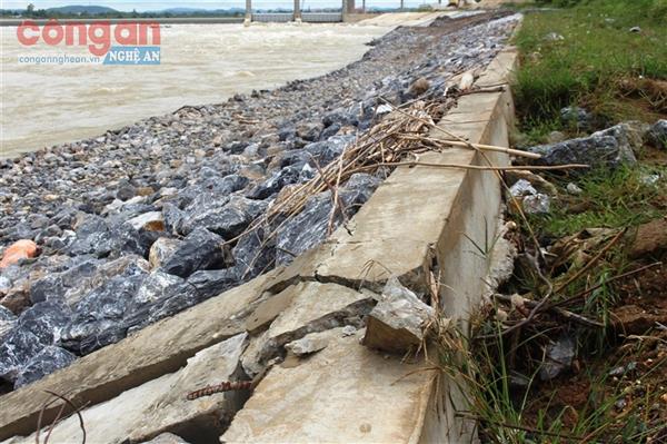 Dự án kè đá gần 5 tỉ đồng chưa bàn giao đã hư hỏng