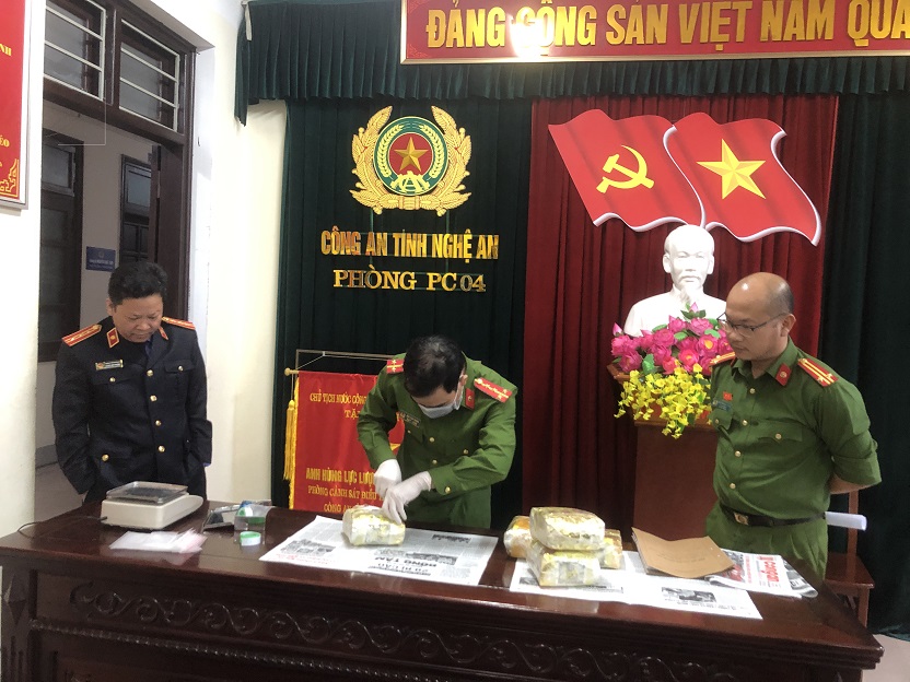 Kiểm tra tang vật bị thu giữ