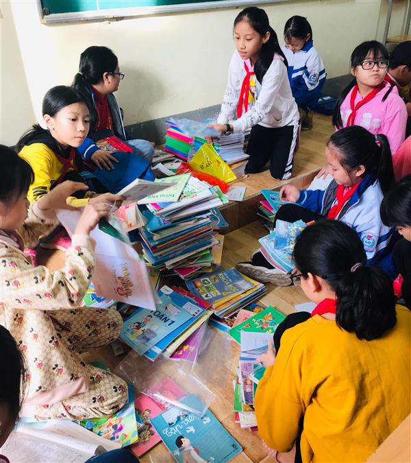 Ngành Giáo dục Nghệ An: Chia sẻ yêu thương đến với học sinh vùng lũ