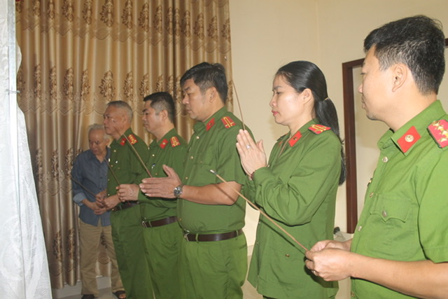 Đoàn công tác dâng hương, tưởng nhớ liệt sỹ Đại úy Đinh Văn Trung