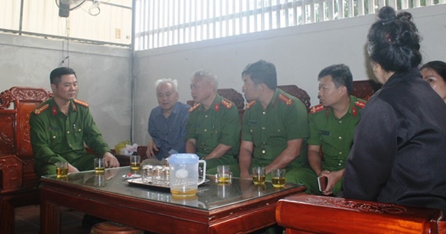 Thăm hỏi, động viên gia đình liệt sỹ Đinh Văn Trung