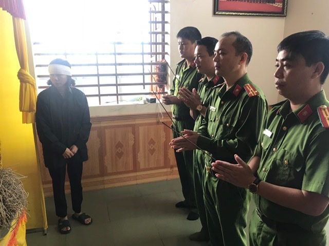 Đoàn công tác dâng hương cho liệt sỹ Thượng tá Nguyễn Tiến Dũng