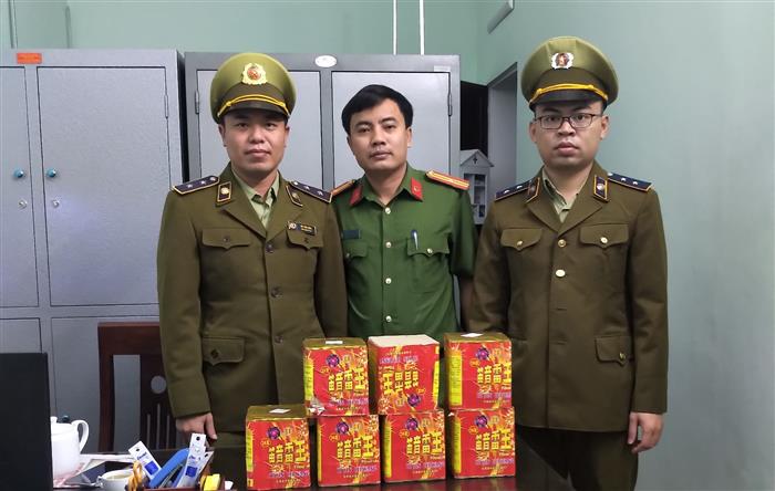 Mật phục, bắt quả tang đối tượng chở pháo lậu