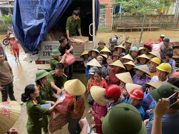 Phòng Cảnh sát kinh tế trao hơn 200 suất quà cho người dân vùng lũ