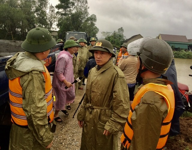 Thượng tá Nguyễn Trọng Tuệ - Trưởng CAH Nghi Lộc triển khai công tác ứng cứu và đảm bảo ANTT