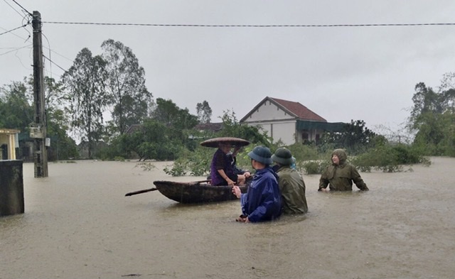  Công an Nghi Lộc di chuyển người dân ra khỏi khu vực ngập sâu