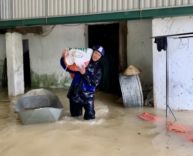 Vận chuyển tài sản của người dân đến khu vực an toàn 