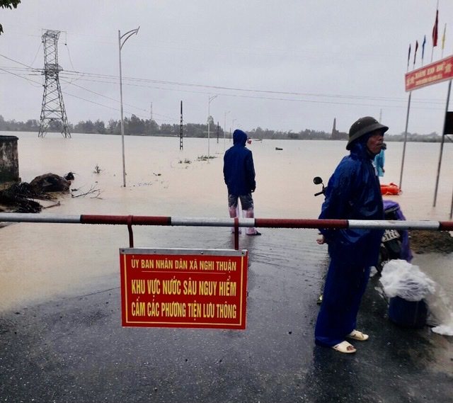 Kiên quyết không để người dân và phương tiện đi vào nơi nguy hiểm