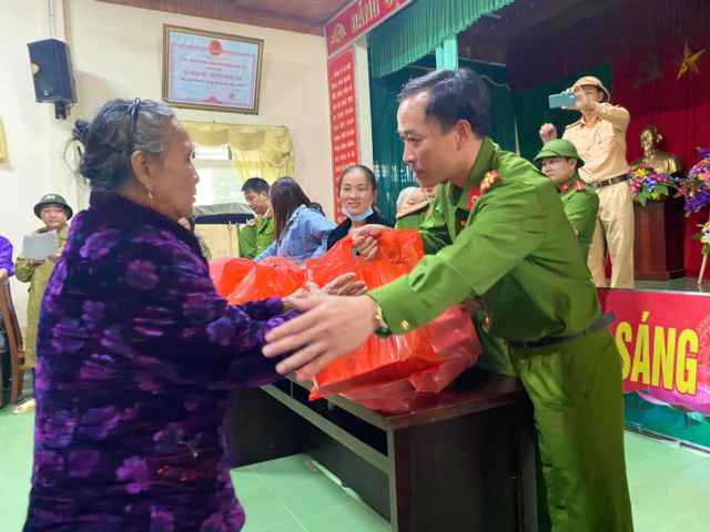 Công an huyện Nghi Lộc giúp người dân ổn định cuộc sống sau lũ lụt