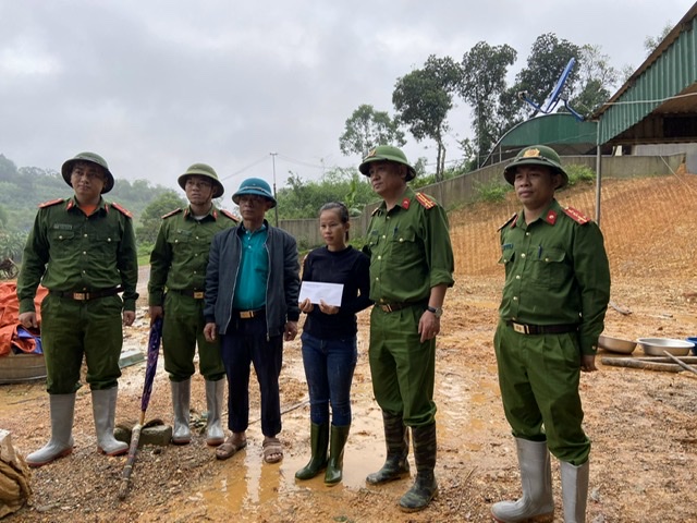 Tặng quà cho các hộ gia đình bị sạt lở do cơn bão số 9 gây ra.