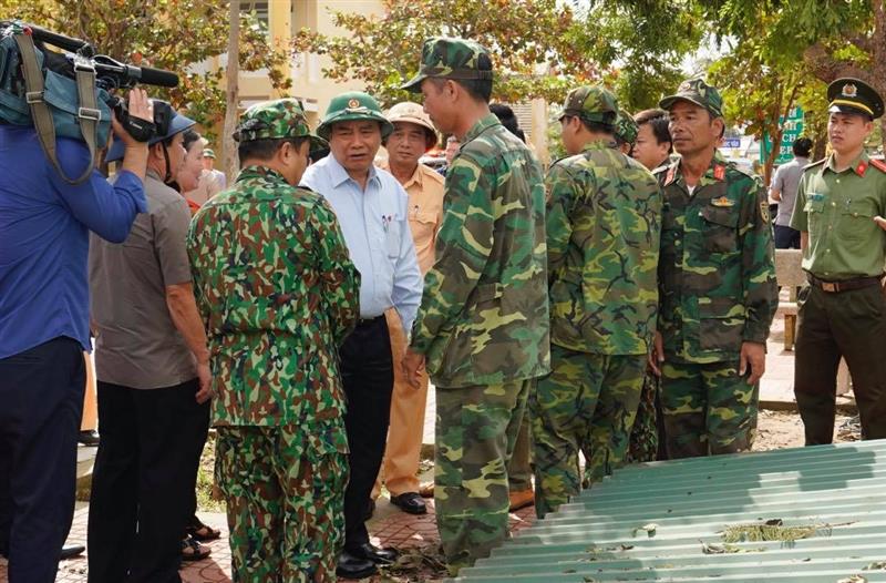 Thủ tướng Nguyễn Xuân Phúc thăm Trường THCS thị trấn Châu Ổ, Bình Sơn, Quảng Ngãi. Nói chuyện với các giáo viên và các cán bộ, chiến sĩ giúp trường khắc phục thiệt hại . Ảnh: VGP/Quang Hiếu