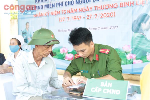 Tận tụy vì nhân dân phục vụ