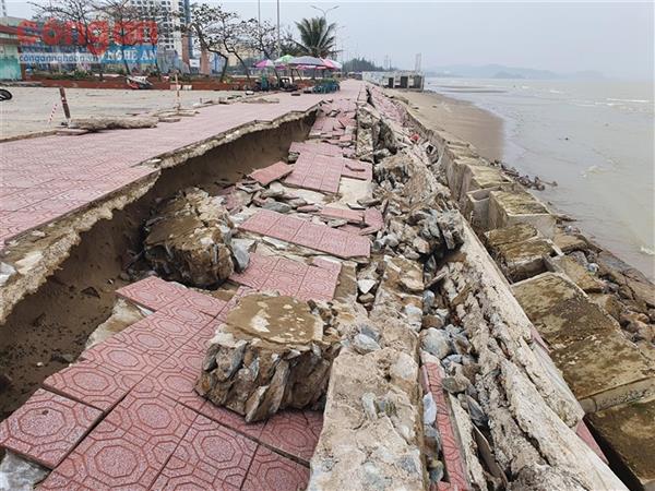 Tan hoang kè chắn sóng ven biển Cửa Lò