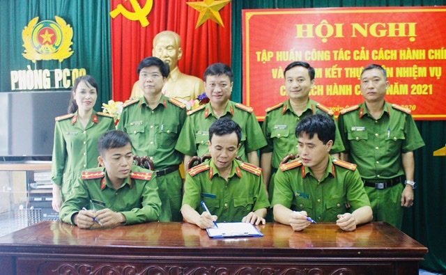 Các đội công tác kí cam kết thực hiện CCHC