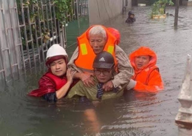 Qua gian khó, tỏ lòng người