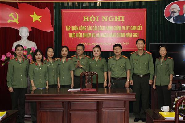 Tập huấn công tác CCHC và ký cam kết thực hiện nhiệm vụ CCHC