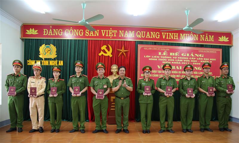 Bế giảng lớp đào tạo liên thông từ Trung cấp lên đại học khóa 2