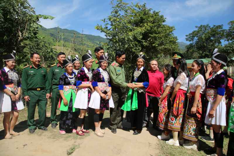 Giám đốc Công an tỉnh chung vui Ngày hội Đại đoàn kết tại xã Mường Ải, huyện Kỳ Sơn
