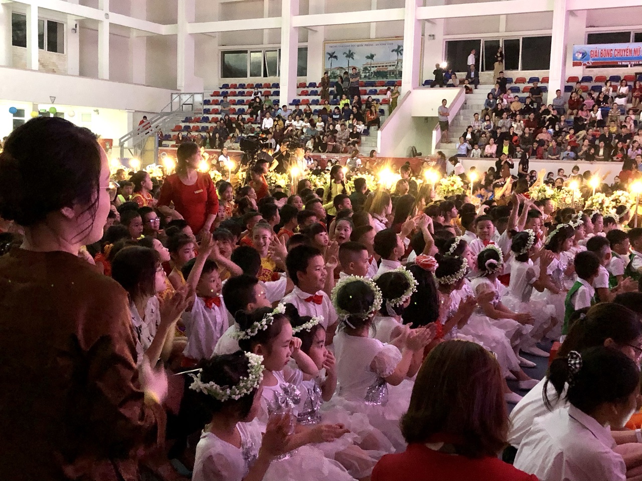 Rất đông học sinh, giáo viên, phụ huynh tham gia