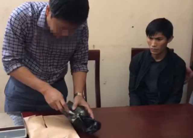 'Con nghiện' buôn 3 bánh hêrôin