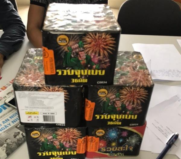 Chu Văn Tuấn cùng số pháo thu giữ