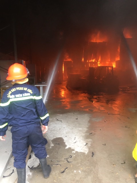 Kho hàng đã xây dựng từ lâu, có thể đổ sập bất cứ lúc nào nên công tác chữa cháy rất nguy hiểm