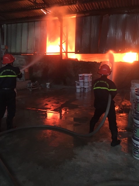 Do vật liệu dễ cháy nhiều nên việc khống chế ngọn lửa khá phức tạp