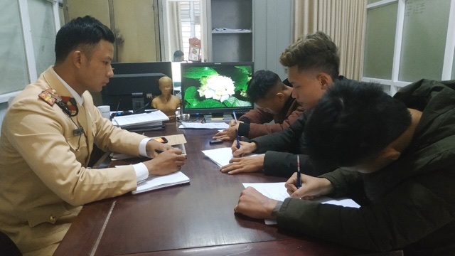 Công an làm việc với nhóm thanh thiếu niên