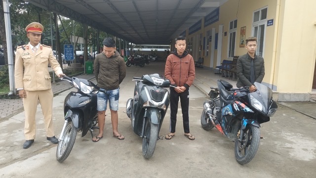 Một số ‘quái xế’ và tang vật tại cơ quan công an