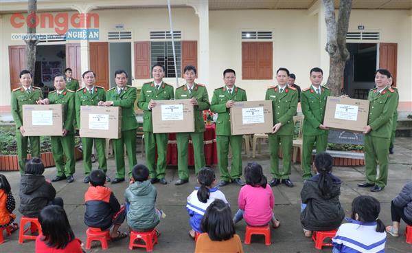 Học viện Cảnh sát nhân dân tặng quà cho học sinh vùng khó khăn và cán bộ, chiến sĩ Công an huyện Thanh Chương