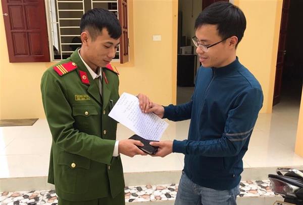 Công an viên trao trả điện thoại Iphone XS cho người đánh rơi