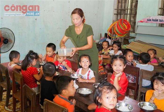 Hỗ trợ tiền nấu ăn cho học sinh mầm non các xã đặc biệt khó khăn