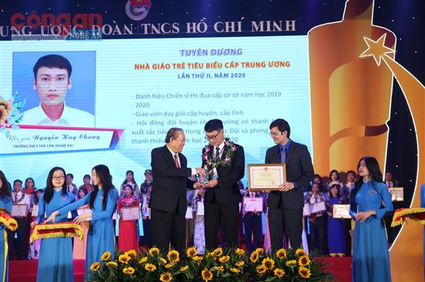 Thầy giáo trẻ vùng cao say mê dạy nhạc và gây dựng phong trào Đội