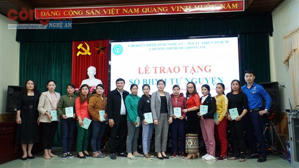 Trao tặng sổ BHXH tự nguyện cho người dân có hoàn cảnh khó khăn
