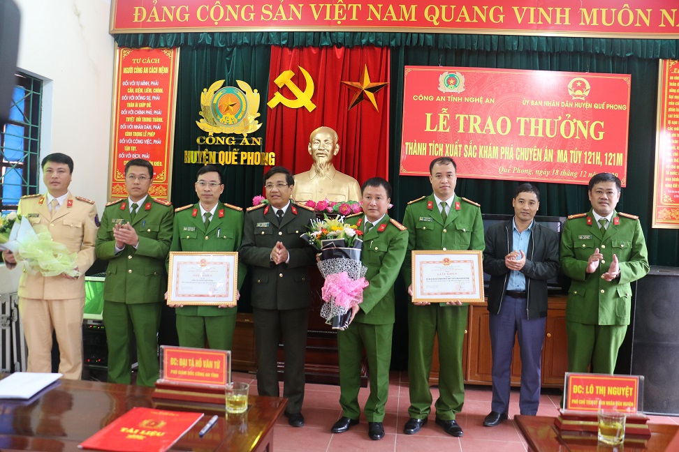 Trao thưởng Công an huyện Quế Phong trong đấu tranh xuất sắc với tội phạm ma túy
