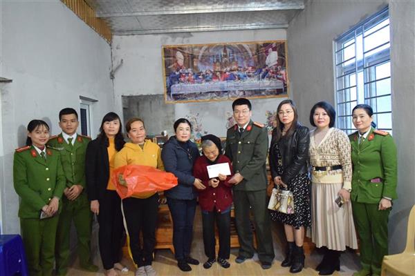 Công An huyện Nghi Lộc thăm hỏi, tặng quà nhân dịp lễ Giáng sinh năm 2020