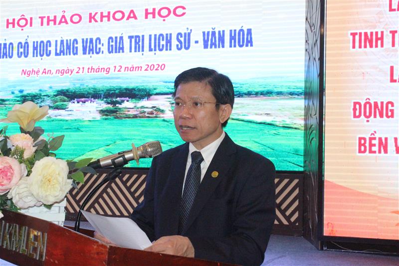 GS. TS. Hoàng Anh Tuấn, Phó Hiệu trưởng phụ trách Trường Đại học khoa học xã hội nhân văn, Đại học Quốc gia Hà Nội báo cáo đề dẫn hội thảo