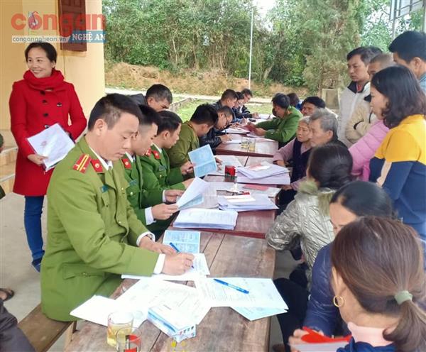 Hướng dẫn người dân làm thủ tục cấp đổi hộ khẩu