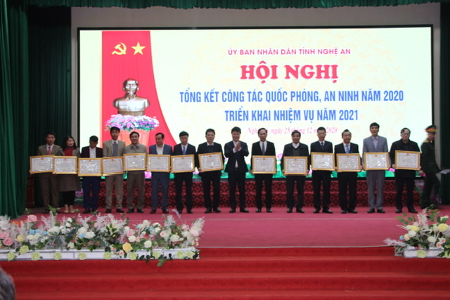Trao tặng bằng khen cho 14 tập thể có thành tích xuất sắc trong công tác quốc phòng, an ninh năm 2020.