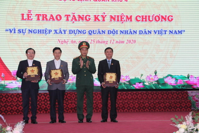 Lãnh đạo tỉnh tặng Kỷ niệm chương “Vì sự nghiệp xây dựng Quân đội nhân dân Việt Nam” cho 7 đồng chí lãnh đạo, nguyên lãnh đạo tỉnh.