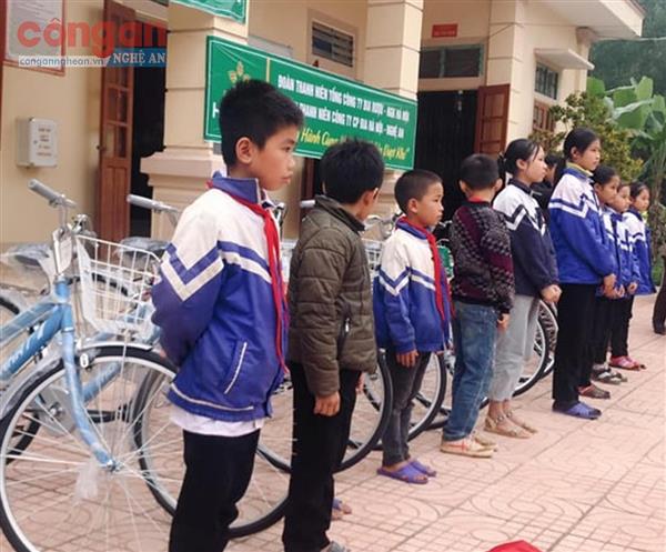 Trao tặng 65 triệu đồng cho học sinh nghèo