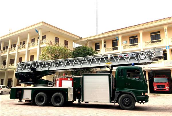 Công an tỉnh Nghệ An tiếp nhận xe thang chữa cháy hiện đại cao 52m