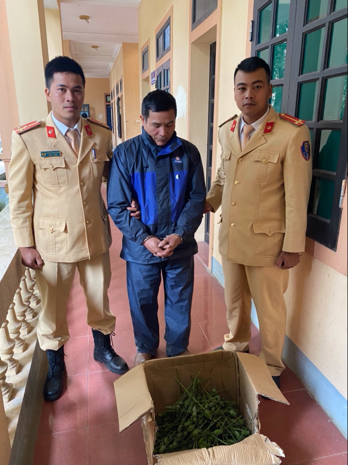 Đội CSGT-TT Công an huyện Quế Phong bắt giữ 1 đối tượng phạm tội mua bán trái phép chất ma túy
