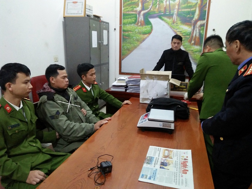 Công an huyện Đô Lương bắt đối tượng vận chuyển 2 bánh Herôin