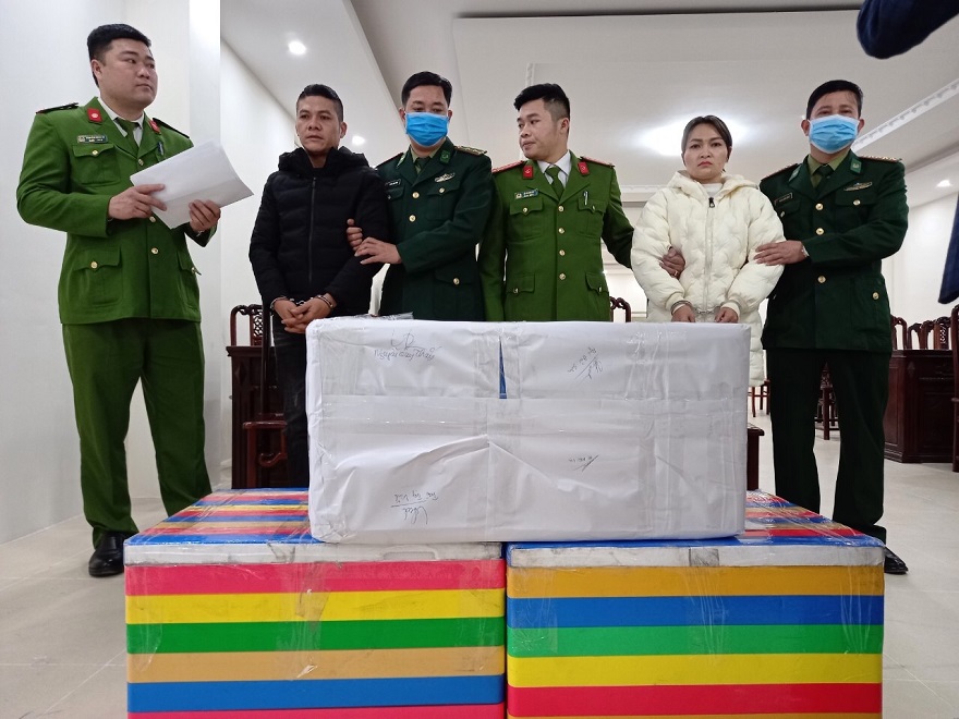Các lực lượng phá án bắt giữ 2 đối tượng và tang vật 