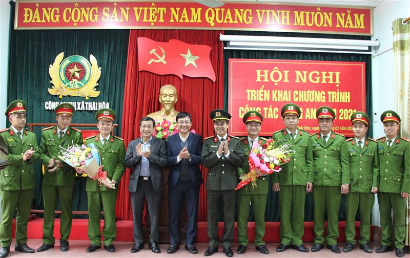 Lãnh đạo Công an tỉnh, Thị ủy và UBND TX Thái Hòa chúc mừng Ban chuyên án.