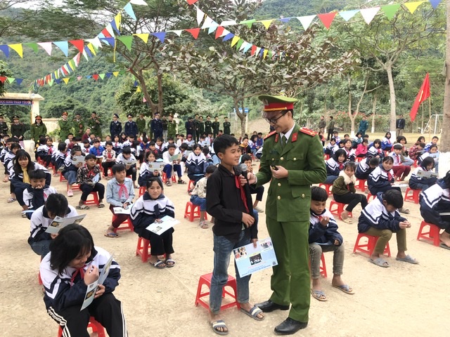 Tuyên truyền phòng chống ma túy học đường và tặng quà cho các học sinh nghèo vượt khó
