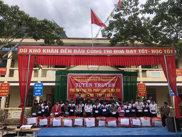 Đoàn công tác tặng quà cho các em học sinh nghèo vượt khó.