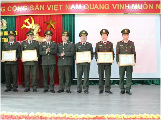 Trung tá Nguyễn Văn Đạo, Trưởng phòng Tham mưu Công an tỉnh trao tặng danh hiệu “Đơn vị tiên tiến” và “Đơn vị văn hóa, gương mẫu chấp hành Điều lệnh Công an nhân dân”