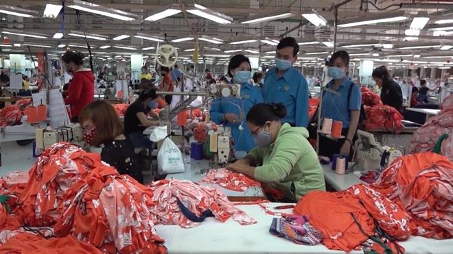 Lãnh đạo Liên đoàn Lao động TP Biên Hòa thăm hỏi công nhân trước Tết Nguyên đán.